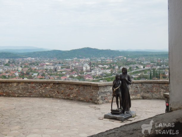 Памятник Илоне Зрини, который находится в мукачевском замке.