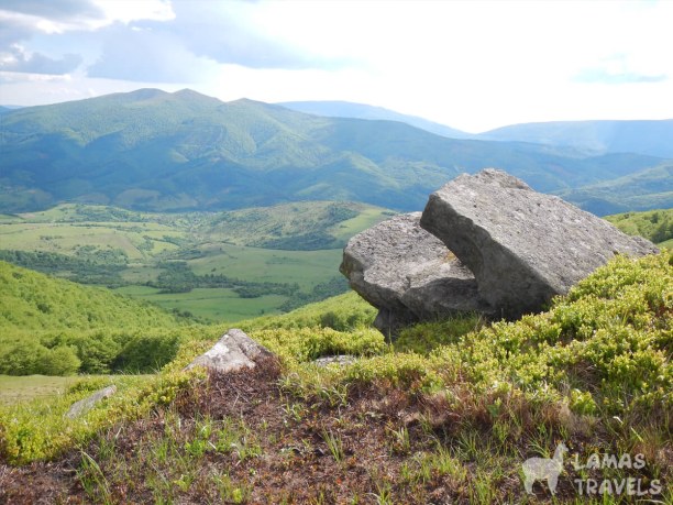 Начало безымянного, но очень красивого, хребта. Каменные глыбы.