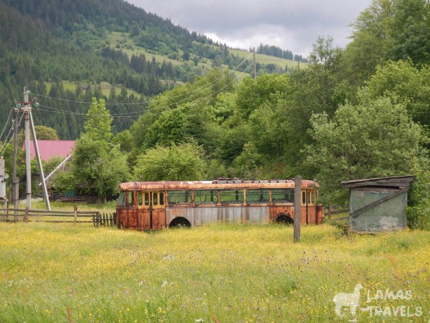 Троллейбус возле Синевира. Закарпатский туристический путь.