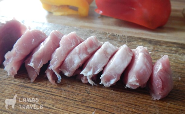 На данном фото показано, как нужно нарезать мясо.